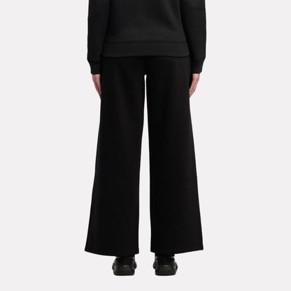 بنطال فليس للنساء بشعار صغير وقصّة واسعة